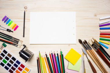Renkli çizim araçları ve kağıt