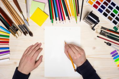 El ile kalem çizimi