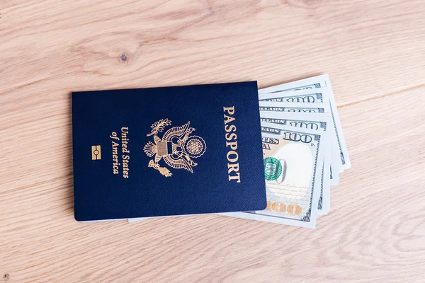 Pasaporte y dólares americanos — Foto de Stock