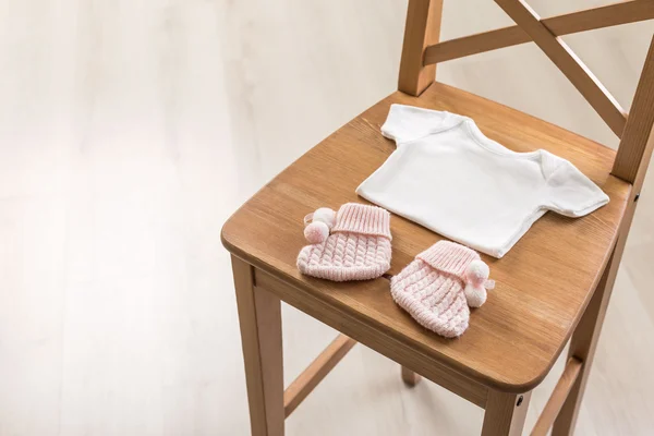 Roupas de bebê na cadeira — Fotografia de Stock