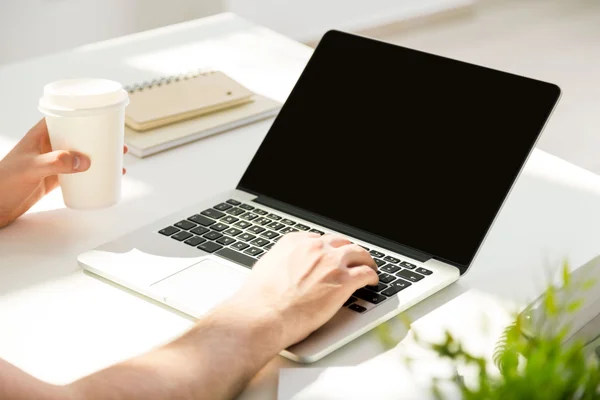 Mann tippt und trinkt Kaffee — Stockfoto