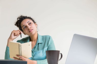 düşünceli siyah kadın