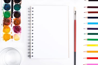 Not defteri ve araçları portre çizim