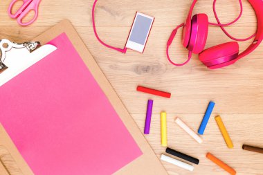 Pembe Pano ve kulaklık