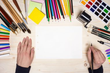 Sanatçının el ve çizim araçları