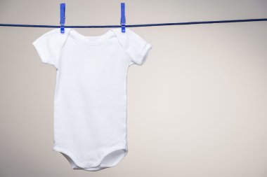 Bebek elbise clothesline üzerinde