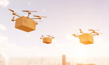 Güneş ışığı altında kargo ile quadrocopters