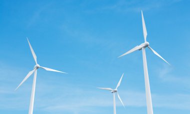 Gökyüzü backgrond üzerinde Rüzgar değirmenleri