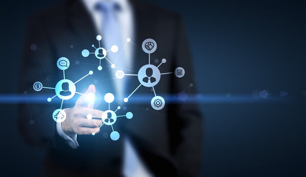 Концепция социальных сетей с бизнесменом, указывающим на абстрактные связанные иконки
