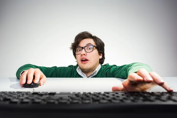 Muž dosahuje klávesnice — Stock fotografie