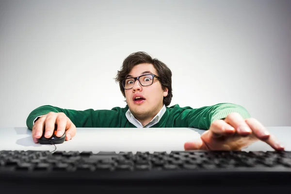 Homem chegando teclado — Fotografia de Stock