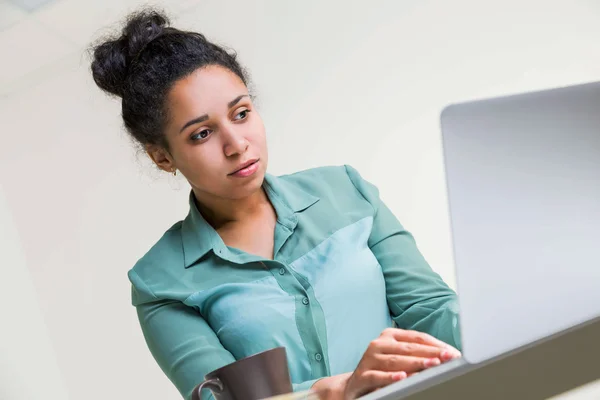 African american woman i office — Stockfoto