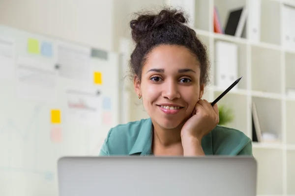 Smiling black girl portrait — Stock Photo, Image