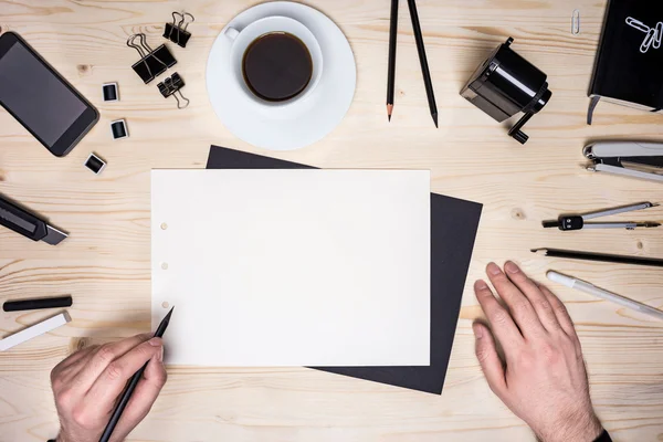 Mans händer ritning — Stockfoto