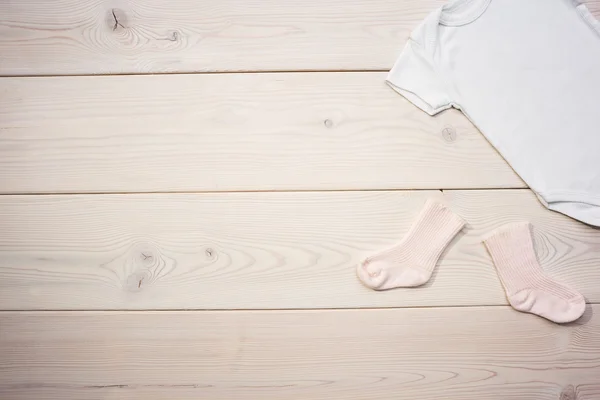 Chaussettes et chemise bébé — Photo