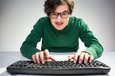 Klavye kullanan sırıtan adam