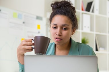 Kahve içme siyah kız