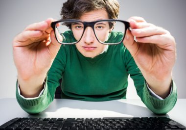 yükseltilmiş kaşları olan adam