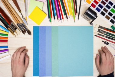 Çizim araçları ile adamın elleri