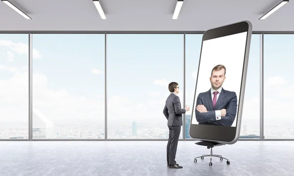 Empresarios que tienen conferencia en línea —  Fotos de Stock