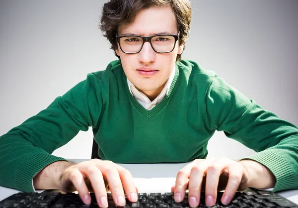 Serious man keyboarding — Stock Photo, Image
