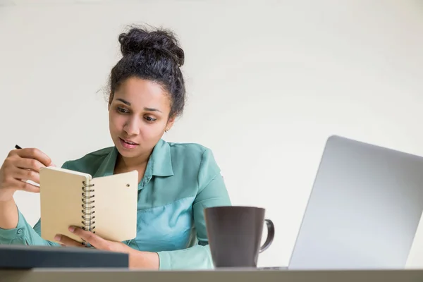 Schwarze Frau liest Notizen — Stockfoto