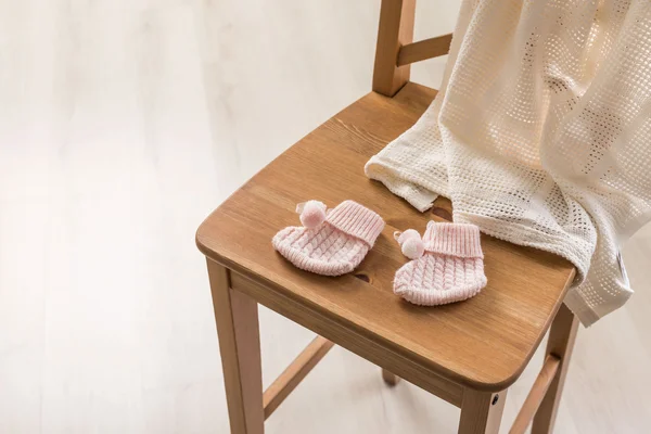 Meias de bebê e cobertor — Fotografia de Stock