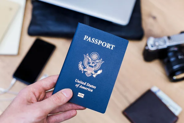 Χέρι εκμετάλλευση αμερικανικό διαβατήριο — Φωτογραφία Αρχείου