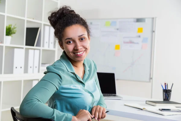 Smiling black woman in office — Stock Photo, Image