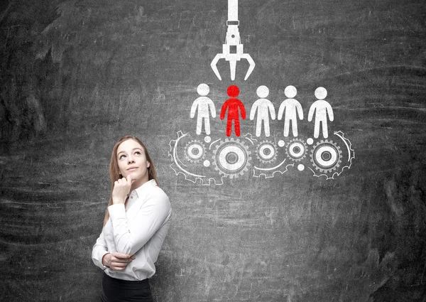 Human resources beheer en keuze concept met doordachte zakenvrouw en schets op schoolbord achtergrond — Stockfoto