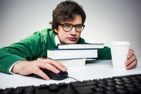 Estudante cansado usando o computador — Fotografia de Stock