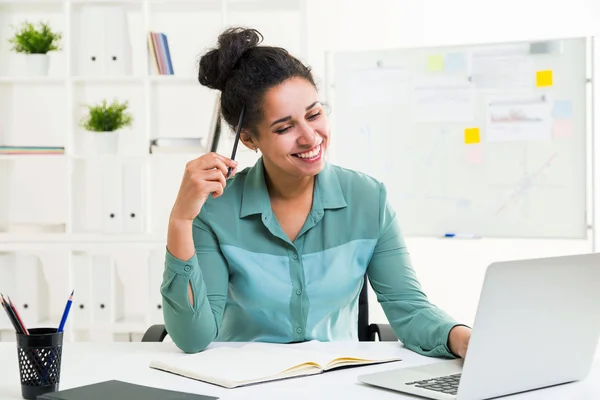 Happy black woman in office — Stock Photo, Image