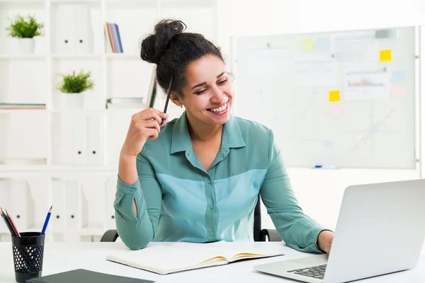 Happy svart kvinna i office — Stockfoto