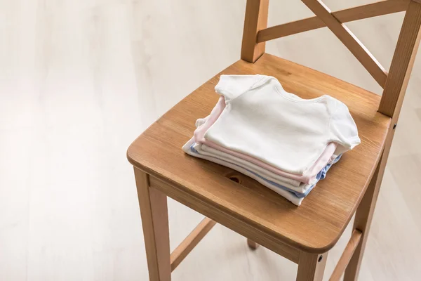 Camisetas de bebé en silla — Foto de Stock