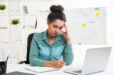 Afrikalı kadın yazma