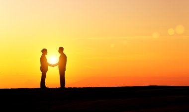 El sıkışırken erkekler siluetleri