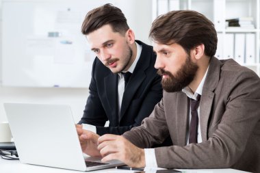 Yakışıklı iş adamları proje tartışıyor
