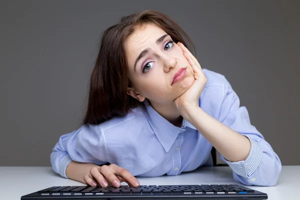 Femme ennuyée utilisant le clavier — Photo