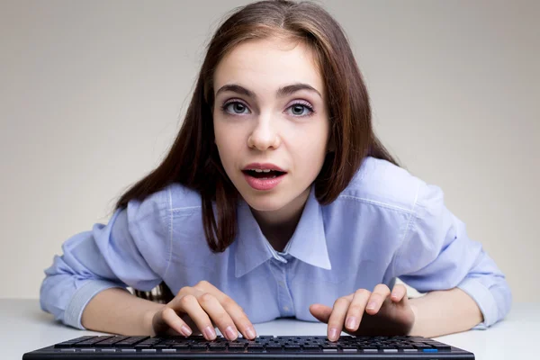 Mujer joven usando teclado — Foto de Stock