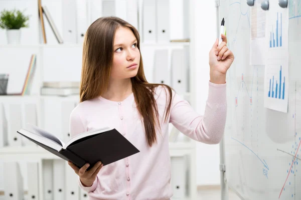 Kvinna med bok i office — Stockfoto