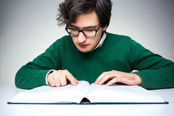 Hombre leyendo libro — Foto de Stock