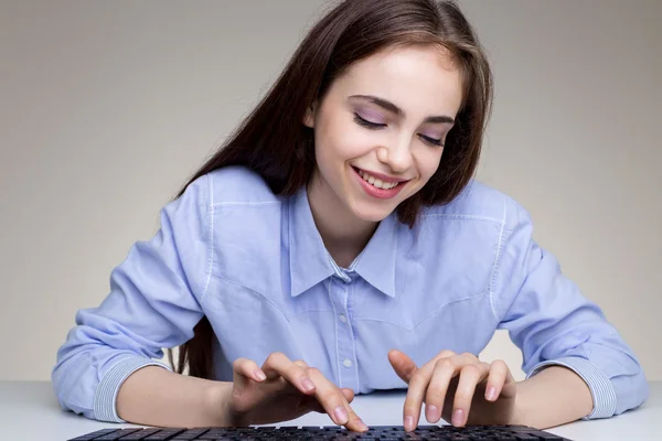Великолепная улыбающаяся женщина с помощью клавиатуры — стоковое фото