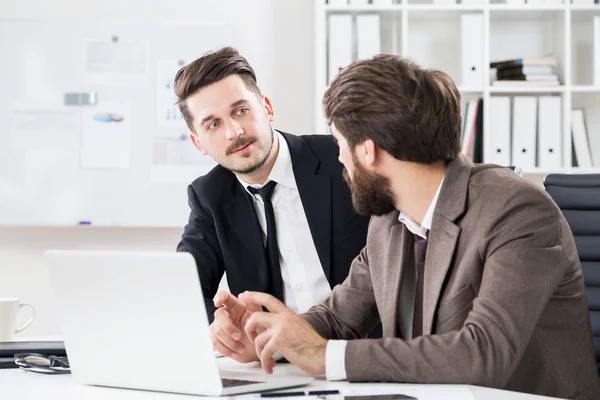 Knappe zakenlieden bespreken zakelijk project — Stockfoto