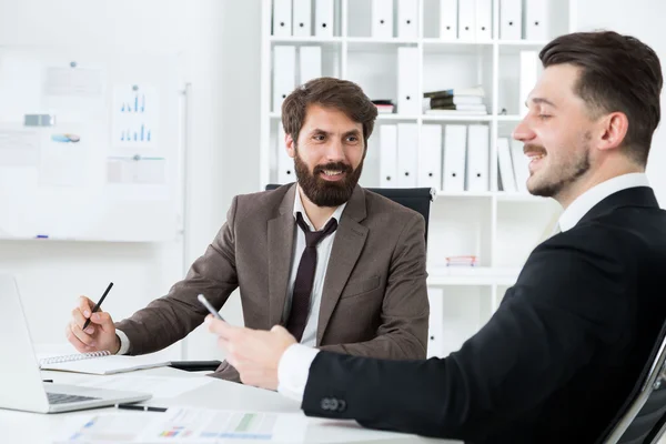 Vrolijke ondernemers werken samen — Stockfoto