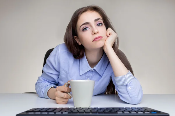 Woman at desk with keyboard — Stock Photo, Image