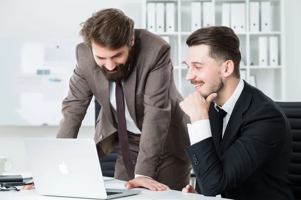 Gelukkig zakenlieden bespreken zakelijk project — Stockfoto