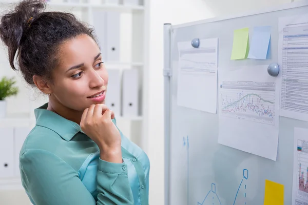 Black woman in office — Stock Photo, Image