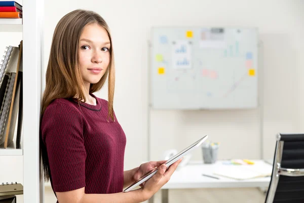 Empresária usando tablet no escritório — Fotografia de Stock