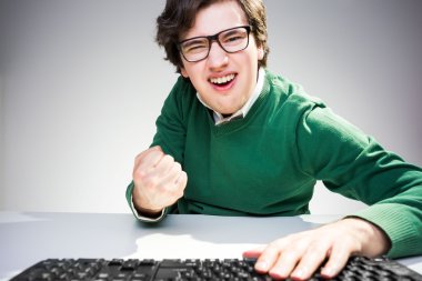 Evet jest gösterilen çılgın adam