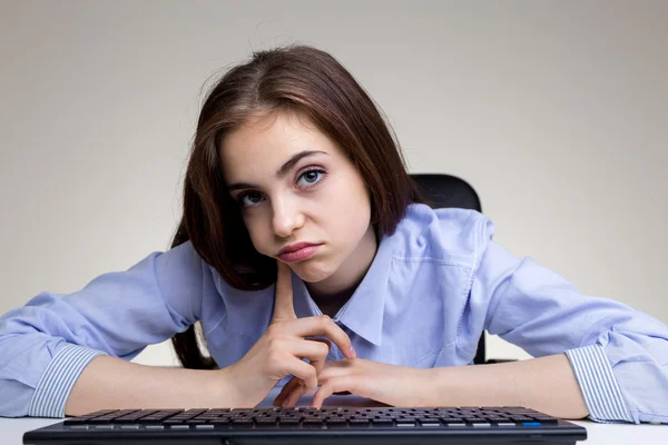 Mujer aburrida usando teclado — Foto de Stock